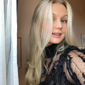 Tröja från Zara - Jätte fin tröja från zara som inköptes förra sommaren och säljs nu pågrund av ingen användning 🪶 jätte bra skick bara använt fåtal gånger 🖤