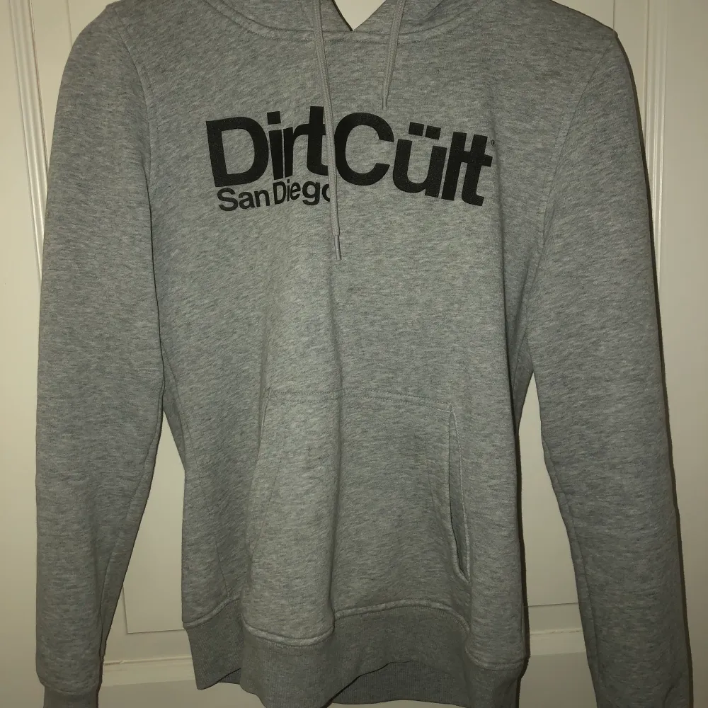 Dirtcult hoodie storlek S men mer som xs/s. Inget sprucket i texten och i bra skick. Kom privat för bilder på osv. ÄKTA SÅKLART! . Hoodies.