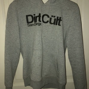 Dirtcult hoodie  - Dirtcult hoodie storlek S men mer som xs/s. Inget sprucket i texten och i bra skick. Kom privat för bilder på osv. ÄKTA SÅKLART! 