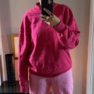 Jättefin rosa tröja från &otherstories! Storlek 38/M. Använt endast några gånger🧡. Budgivning i kommentarerna om det skulle bli många med intresse! Kontakta mig för intresse annars!💛 +66 kr frakt