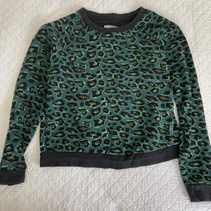 Så fin tröja med ett grönt leopardprint! Den är i använt skick. Kan ev mötas upp :)