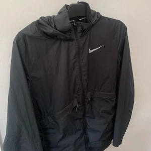 Nike Jacka  - Säljer denna jacka från Nike i storlek 34 då jag inte använder den längre. Jackan fungerar lika bra till träning som till vardags. Nypris var 799kr. Säljer denna för 250+frakt