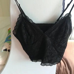 Spets top från BikBok - Super snygg och sexig spets topp från BikBok! Säljer pga att den var för liten