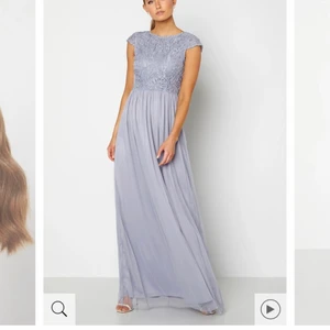 Balklänning från bubbleroom, st 38  - Balklänning i jättefint skick som endast använts en gång. Klänningen är uppsydd cirka 5 cm hos skräddare och passar perfekt på mig som är 166, går hela vägen ner till.  Bild från bubbleroom. Det 