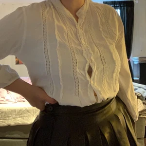 Blus - Vit blus med volanger, köpt secondhand, frakt ingår i priset (66kr)