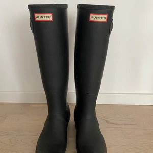 Hunter stövel - Säljer mina svarta matta hunter stövlar ikvlusive hunterstrumpor i strl. 39🌸 sparsamt använda så dom är i bra skick💗 800kr för allt tillsammans (nypris stövlar:1400, strumpor: 250kr)🥰 Kan mötas i sthlm eller skicka på post (köpare står för frakt)