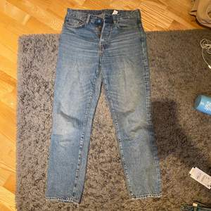 ett par blåa vanliga jeans från hm som jag fått av en släkting som tyvärr är för stora i midjan för mig. jag har aldrig använt dom och det är väldigt bra kvalitet! 