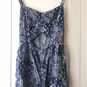 Byxdress - En jättefin blå byxdress från Hollister i storlek S/M, använd men i fint skick och säljer pga att den inte längre passar. Nypris 400kr men säljer för 100kr, priset kan diskuteras💕 