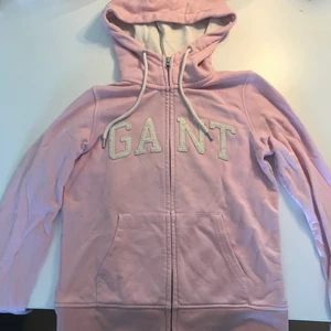 Rosa, gant  - En rosa gant hoodie med vita snören och luva, bra kvalitet kommer från Gant, jag tvättar den innan också innan den levereras till dig