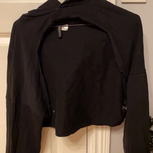 Träningshoodie storlek S - Träningshoodie öppen fram. Använd. Men i gott skick. Storlek S. Oversized i storleken