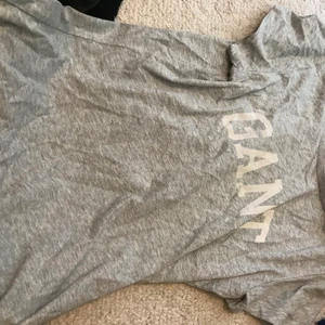 GANT t-shirt  - Grå t-shirt köpt på en gant butik