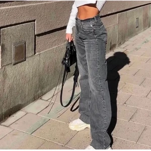 Zara jeans - Säljer dessa zara jeans då de är stora på mig! Endast använda en gång. De är avklippta så att de passar mig som är ca 165-168 cm!! KÖPARE STÅR FÖR FRAKT💕💕