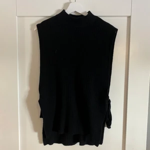 Väst köpt från NA-KD  - Svart väst ifrån nakd one-size. Öppen vid sidorna. Andvänt fåtal gånger. Stickad.