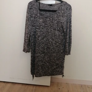 En grå långärmad klänning  - En grå långärmad klänning från H&M, klänningen är i bra skick. 