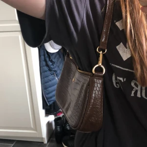 Baugette väska - Brun baugette väska. Super fin. Nytt skick. Köpt hör på plick för va 500kr i höstas. Säljer för 200kr+48kr frakt. Skriv privat för fler bilder 😝😝💫💫