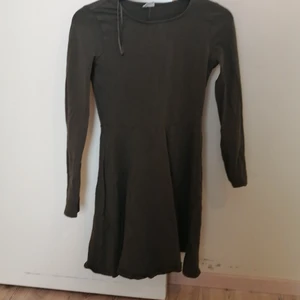 En grön långärmad klänning  - En grön långärmad klänning I bra skick. 