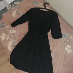 En kort svart långärmad klänning från esmara. I bra skick. 
