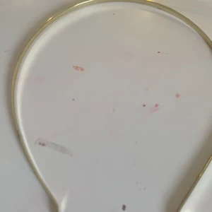 No size - Hej detta är ett jätte fint diadem men jag får ingen användning för den, jag säljer för 10 kr den har ingen storlek å är från hm köpt för 50, den passar allt å Alla❤️