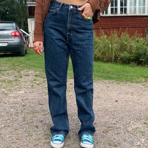 Weekday Rowe W28L30 - Jättefint skick! Sparsamt använda.