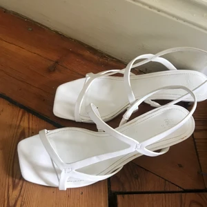 Lågklackade sandaletter  - Fina sandaler från HM som sitter jättefint på foten! Säljer pga skavsår på stortån då jag har rätt breda fötter. Bara använda tre gånger❣️