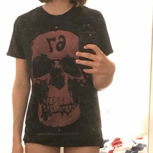 T-shirt  - Cool baggy tröja! Köpt för ett tag sen och använd fåtal gånger, ställ frågor om ni undrar nåt :)