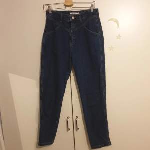 Navy blue relaxed fit high waisted jeans från NAKD i storlek 38. Oanvända då de var för små för mig, men grymt snygga!