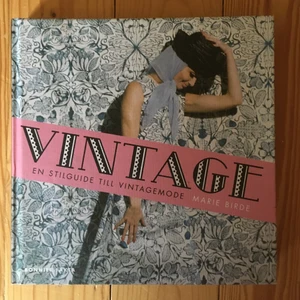 VINTAGE Boken - En bibel för vintageälskare och mycket vacker bok med bildexempel från hela 1900-talet. Inga skavanker. Skickas i bokpåse 