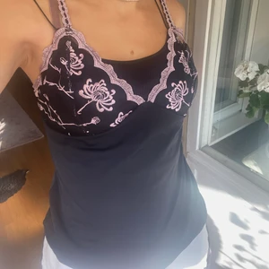 Spets linne - Silkest linne med spets cupa. På första bilden hade jag ett linne under annars ät den genomskinlig!