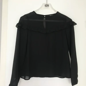 Svart blus  - Svart blus i storlek 36 från only