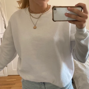 Sweatshirt  - Super najs basic vit tröja från missguided använd fåtal gånger💛 strl 38 ganska oversized vilket ger den as najs passform🤩 säljer för 75 + frakt 