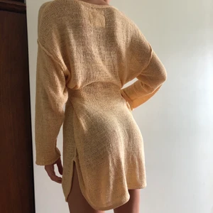 Stickad strandklänning - Insydd i midjan för att se mer figursydd ut, dock slarvigt gjort så kan behövas göra om🥰 inte allt för genomskinlig