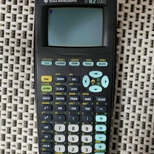 Texas Instruments TI-82 STATS - Hej! Säljer en sprillans ny Texas Instruments TI-82 STATS!  Orsak: Kom aldrig till användning då jag ångrade mig angående att läsa matte 3. Säljer för 600kr!  Nypris: 749kr Perfekt nu inför HP-plugg och skolstart!