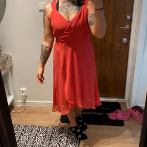 Sara Kelly klänning från Ellos strl 38 - Klänning med dubbeltyg strl 38, använd fåtal gånger. Dubbeltyg och dragkedja i ryggen. 