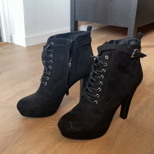 Klackskor strl 39 - Svarta klackskor ”attitude” strl 39. Näst intill oanvända. 