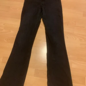 Dr denim bootcut - Svarta dr denim bootcut jeans stl s men passar även m. Inköpta för 500, super bra passform och super sköna. Pris kan sänkas vid snabb affär, köpare står för frakt eller möts upp✨