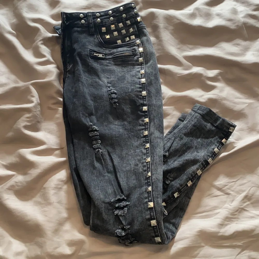 Rock rebel jeans från Emp. Använda några gånger. Nitar runt midja och längs med benen på utsidan. Stretchiga. . Jeans & Byxor.