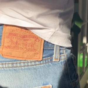 Levi’s jeans 501 original fit straight - Från tidigt 2000 tal, sitter bra på 1,75 personer.                                    Frakt ingår i pris Nytvättade och bra skick. 