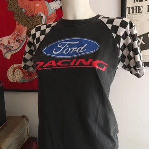 Vintage tee unik - Cool och unik, lagom sliten vintage tee 