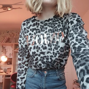 Bonjour Grey leopard print - Jag har haft denna ett tag nu men har knappt används. Den är taitare i midjan. Men passar nog allt från XS-M. Den har skönt material och är ganska lös. Kan även användas som en croptop om man drar upp den tajta biten. Buda gärna.💞✔️😊