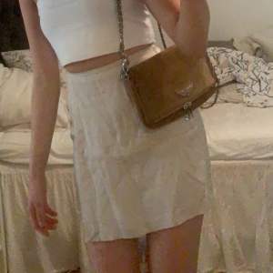 Säljer denna snygga beiga kjol. Från Ambercrombie &  fitch. Aldrig använd, nyskick med prislapp!! Storlek xs (passar även S). Fråga om de något ni undrar💕💘