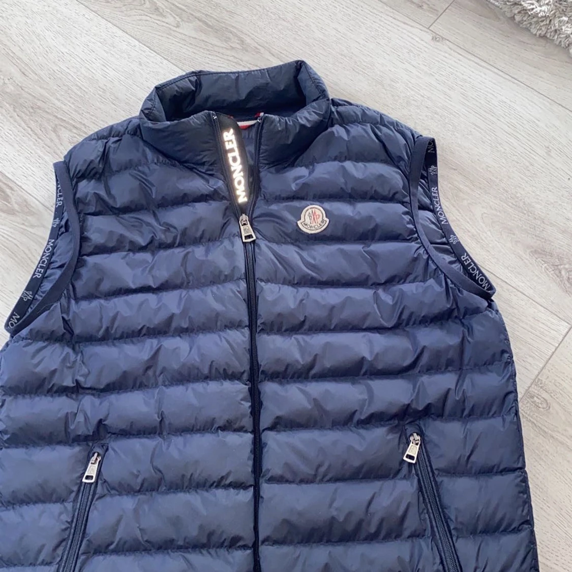 Säljer min moncler väst  - 90