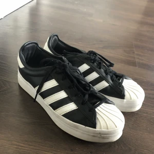 Skor - Svarta Adidas 
