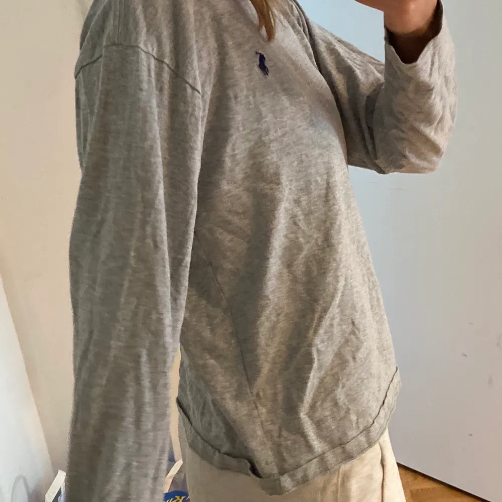 Långärmad Ralph Lauren tröja i skönt material. Lite kort i armarna för mig som är 172 och rätt långa armar😘. Tröjor & Koftor.