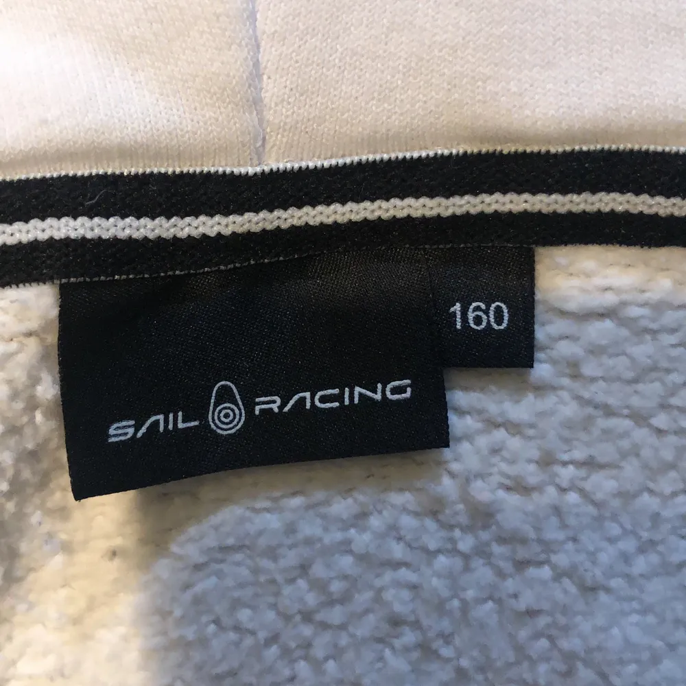 En vit sail racing zip hoodie, strlk 160, använd ett fåtal gånger, det är inga fläckar eller hål. Säljer den då den tyvär inte kommer till användning längre, köpare står för frakt. Hoodies.