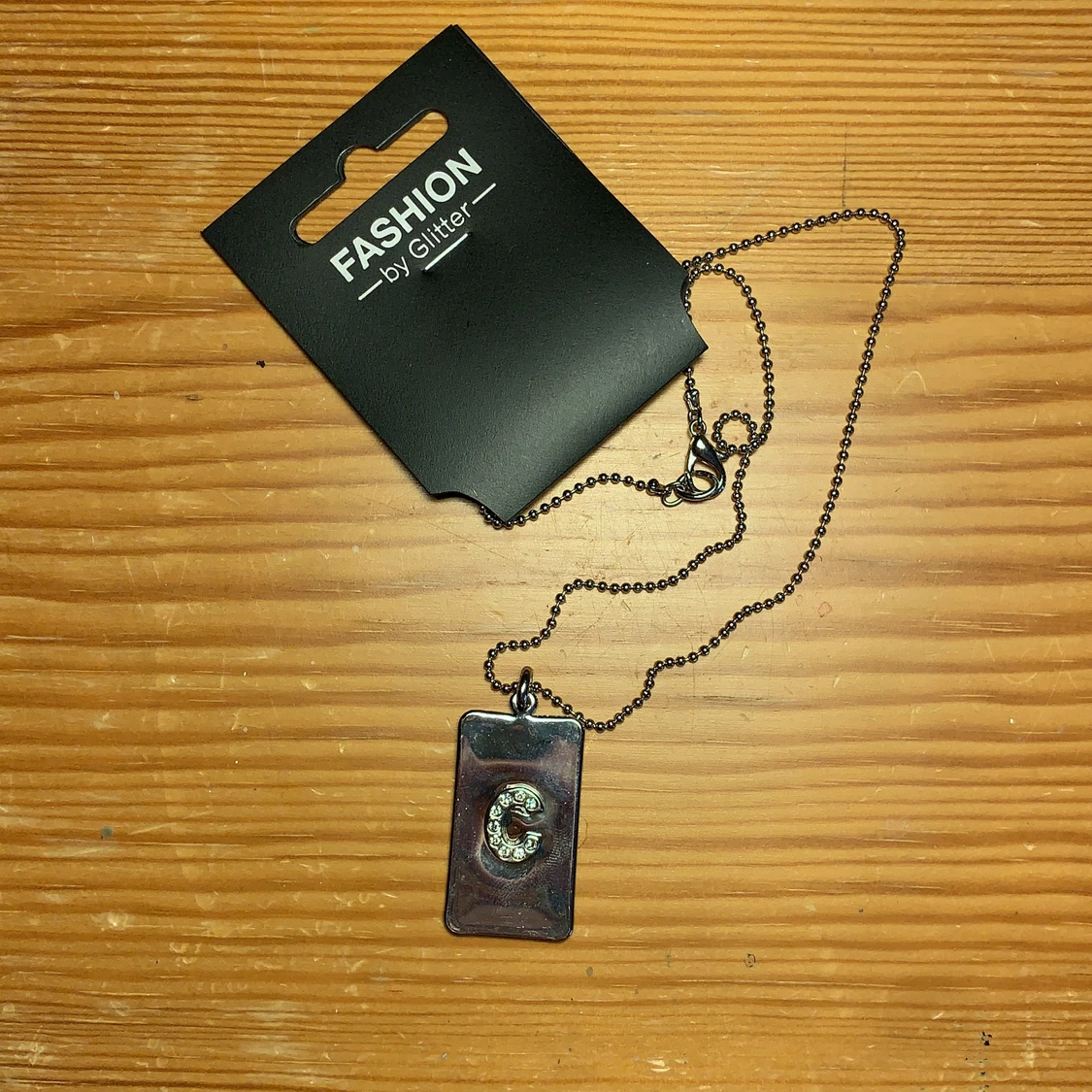 Glitter bokstavshalsband: c - 90