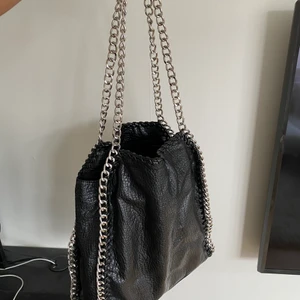 Väska - Väska från scorett i fint skick!! Lägger ut igen då det krånglade med förra annonsen. Väskan är svart, de grå bilderna är bara för att visa den bättre. BUD PÅ 400kr