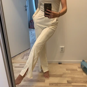 Kostymbyxor - Mjuka kostymbyxor med slits där fram från Gina som är slutsålda nu! Säljer pga har ett par likadana💕köparen står för frakten