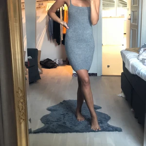 Stickad klänning från Zara  - klänning från Zara i supermjukt stickat material. Storlek S ❤️‍🔥