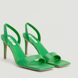 SINNESJUKT snygga gröna klackar! - Världens coolaste gröna klacka från NA-KD som sålde slut så fort dem las upp på hemsidan. Tyvärr beställde jag en storlek för små :(  priset är exklusive frakt 🚚  