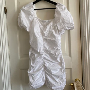 Klänning - Klänning från NA-KD, aldrig använd då den var förliten för mig!